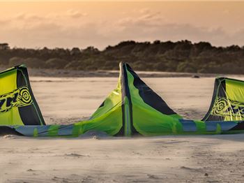 Landing your kite in strong winds - 5 Tips for all kiters - Kitesurfing News